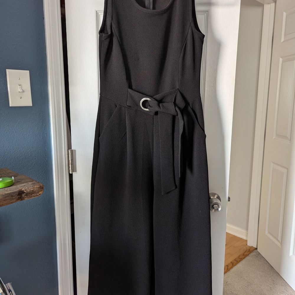 Chic Black Sleeveless Dress with Belt